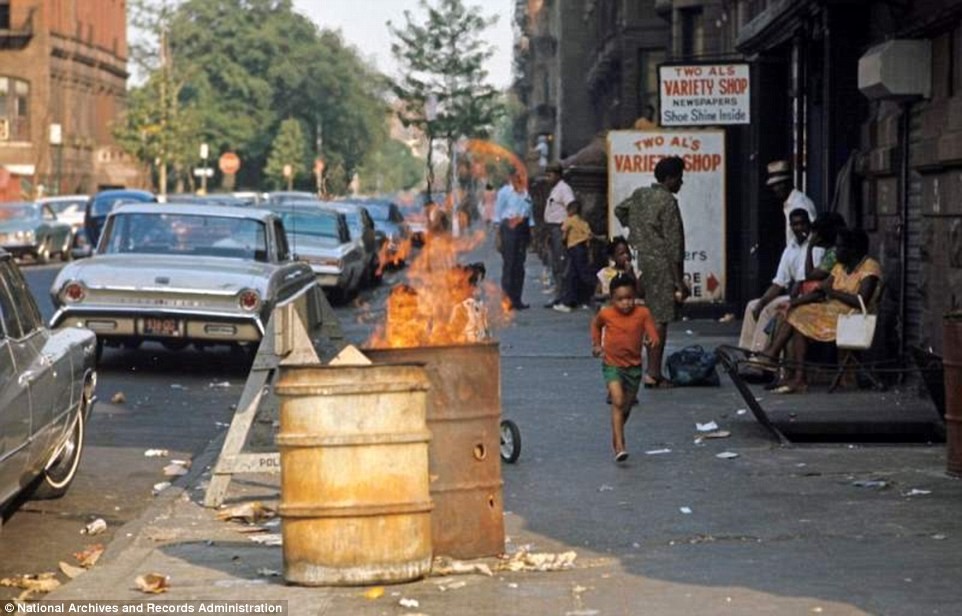 Trong khi đó, suy thoái kinh tế cũng làm cho ngành công nghiệp New York lao đao. Cho tới năm 1975, hơn 1 triệu hộ gia đình ở  thành phố New York sống dựa vào trợ cấp xã hội. Từ 1969-1974, New York ghi nhận hơn 500.000 người thất nghiệp. Ảnh: Quang cảnh trên con phố ở Harlem.